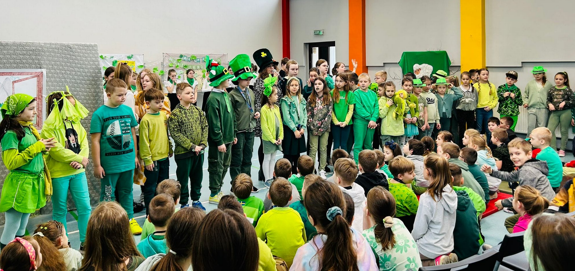 Uczniowie stoją przebrani na zielono 
